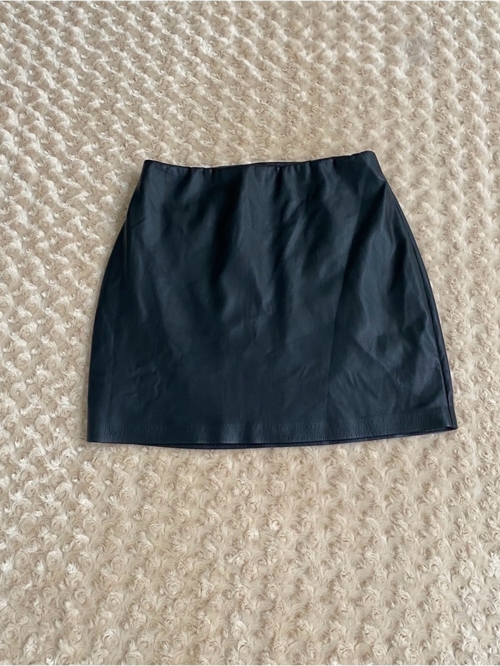 EXPRESS Women Size Small  black faux leather mini skirt.